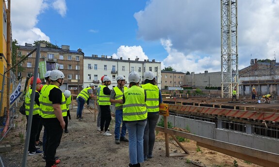 Na zdjęciu widoczni są studenci, pracownicy wydziału oraz kierownik budowy Osiedla Neonowego w Częstochowie, przy ulicy Katedralnej.