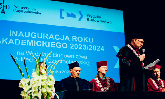 Wydziałowa Inauguracja roku akademickiego 2023-2024.  Na zdjęciu widoczni są:(od lewej) KIEROWNIK DYDAKTYCZNY WB dr inż. Jacek HALBINIAK, Prorektor ds. nauczania dr hab. inż. Izabela Major, prof. PCz, Dziekan Wydziału Budownictwa dr hab. inż. Maciej MAJOR, prof. PCz, Prorektor ds. rozwoju dr hab. inż. Marek Warzecha, prof. PCz, KIEROWNIK DYSCYPLINY NAUKOWEJ dr hab. Małgorzata ULEWICZ, prof. PCz, KIEROWNIK DS. ROZWOJU dr inż. Aleksandra REPELEWICZ