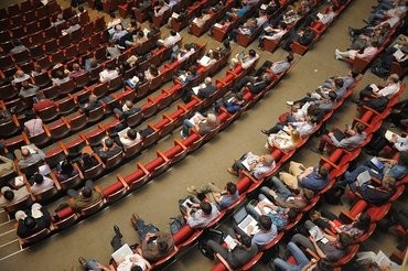 Zdjęcie przedstawia widok z góry na sale wykładową z uczestnikami konferencji