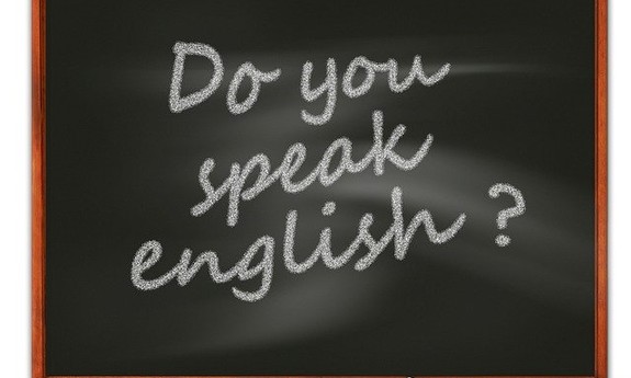 Zdjęcie przedstawia szkolną tablicę z napisem: Do you speak English?