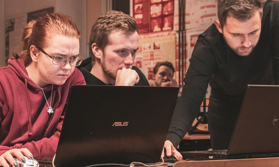 Na zdjeciu jest Pan Mateusz Konewecki, prowadzący szkolenie, sprawdzający modele studentów.