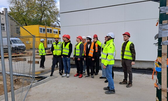 Zdjecie przedstawia studentów wydziału na placu budowy Osiedla Neonowego w Częstochowie przez firmę PEKABEX.